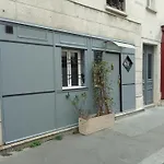 Guesthouse Familial Pour 1 A 5 Personnes De 42M2-Rez De Chaussee-Vues Sur Rue Et Patio Prive Ombrage - Sejour,Chambre Separee,Cuisine,Salle De Bain,Lit Double Et 2 Canapes Lits Depliant - Entree Cote Rue Berzelius-5 Minutes Du Metro Brocante ,Bus 31,