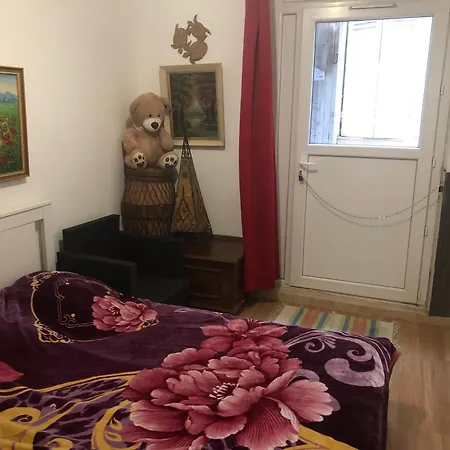 Apartment Red Guesthouse: Parisian Patio Retreat In The 17th Paris