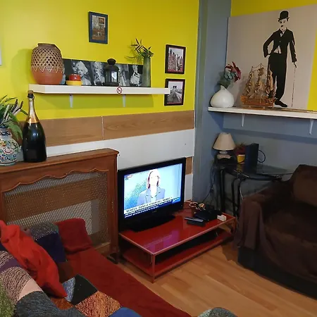 Red Guesthouse: Parisian Patio Retreat In The 17th Apartment Paris