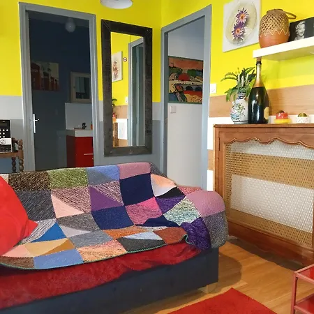 Apartment Red Guesthouse: Parisian Patio Retreat In The 17th Paris