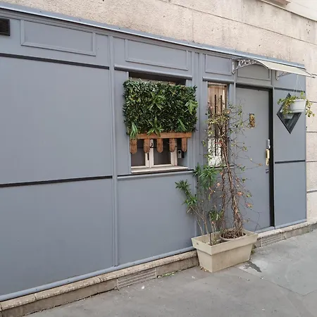 Apartment Red Guesthouse: Parisian Patio Retreat In The 17th