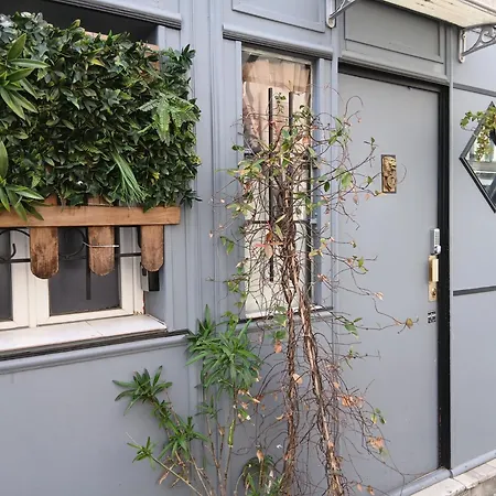 Red Guesthouse: Parisian Patio Retreat In The 17th