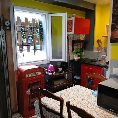 Apartment Red Guesthouse: Parisian Patio Retreat In The 17th Paris