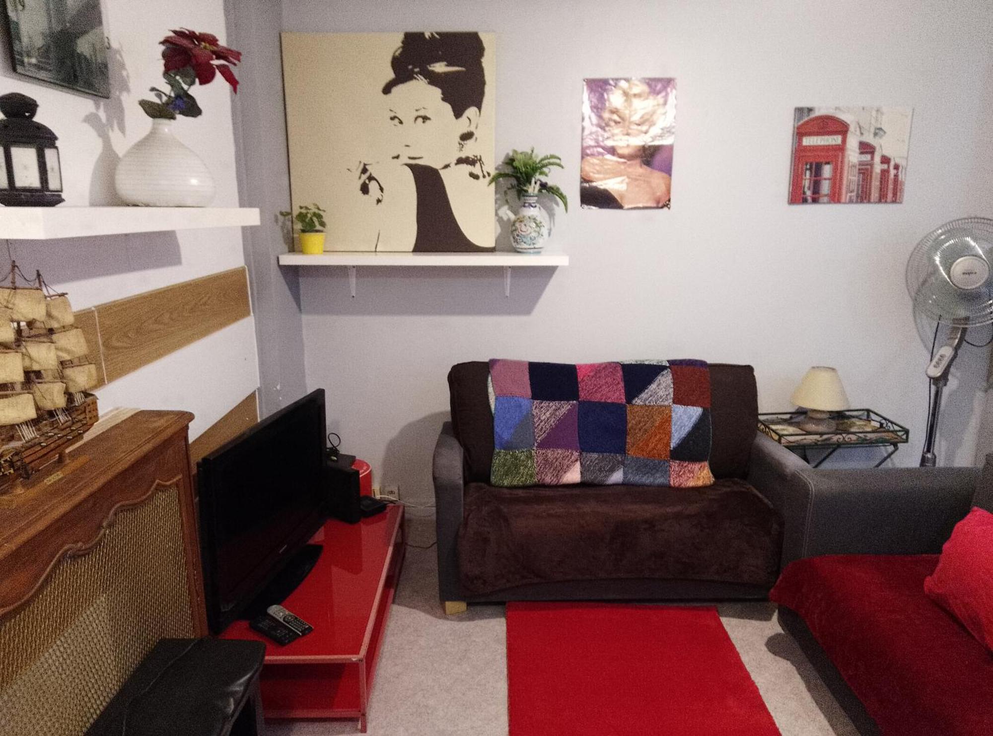 Red Guesthouse: Parisian Patio Retreat In The 17th * Paris