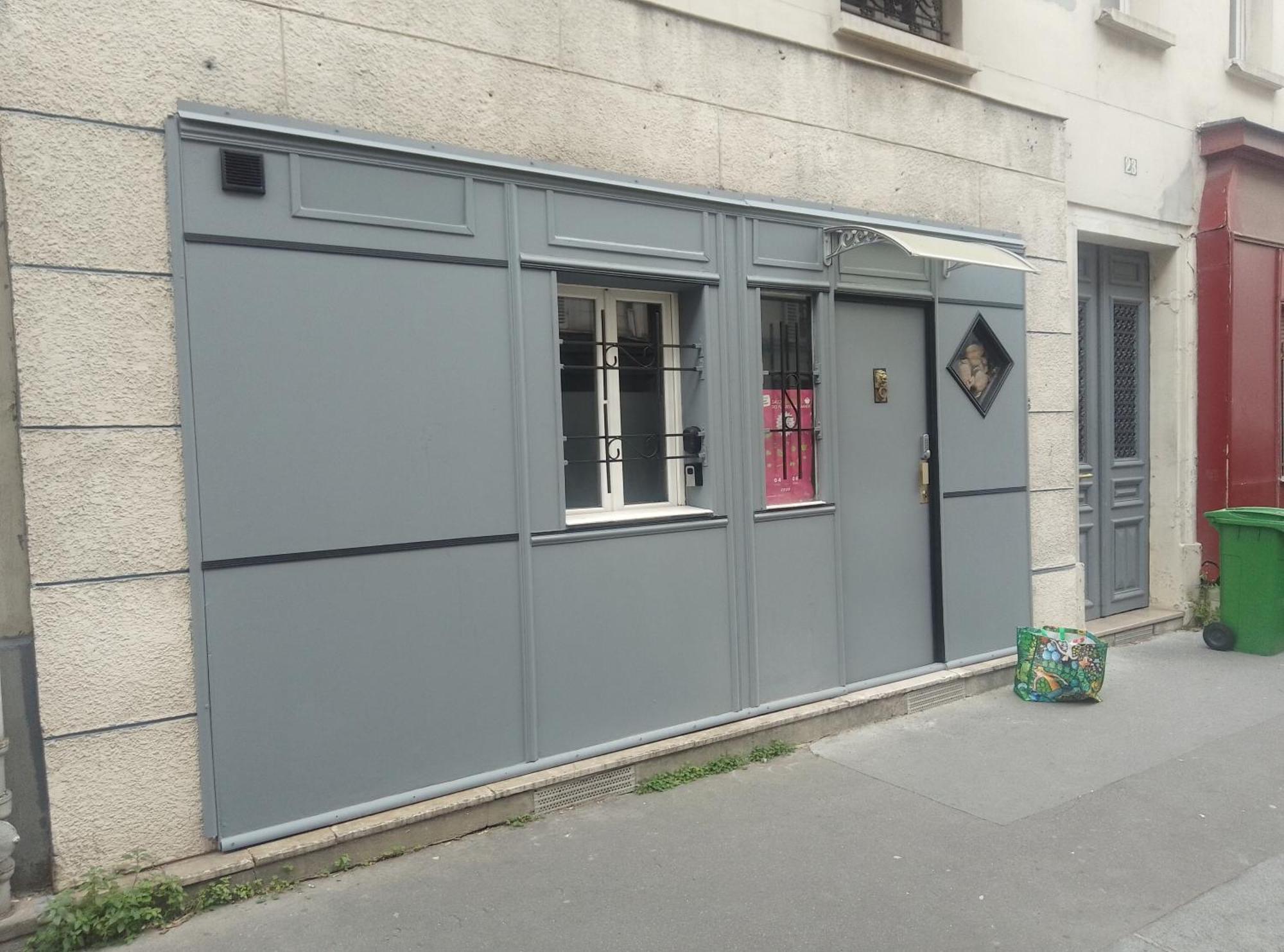 Red Guesthouse: Parisian Patio Retreat In The 17th