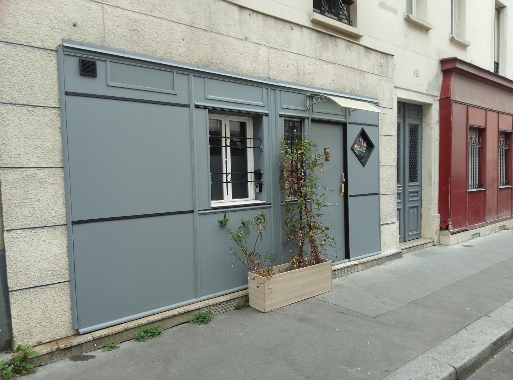 Red Guesthouse: Parisian Patio Retreat In The 17th *